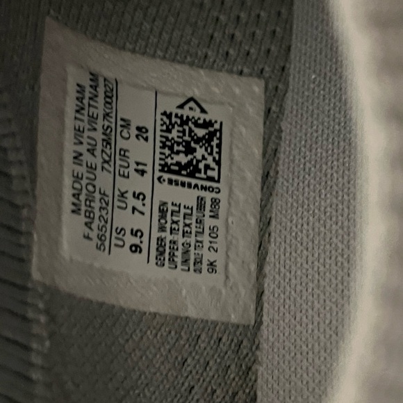 Unisex Grey mesh Converse shoe - Picture 2 of 4